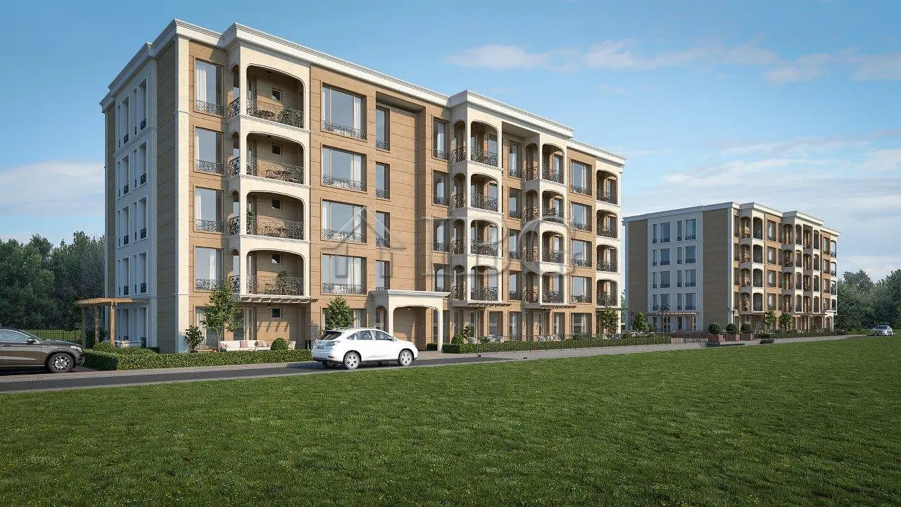 Kuchyňa; kuchynské spotrebiče, drevená podlaha, prirodzené svetlo, moderný štýl