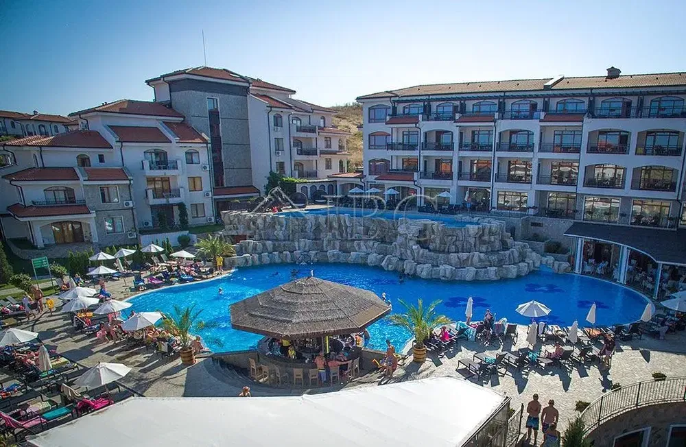 Kuchyňa; kuchynské spotrebiče, drevená podlaha, prirodzené svetlo, moderný štýl