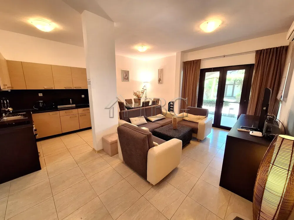 Kuchyňa; kuchynské spotrebiče, drevená podlaha, prirodzené svetlo, moderný štýl