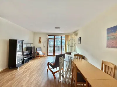 Kuchyňa; kuchynské spotrebiče, drevená podlaha, prirodzené svetlo, moderný štýl