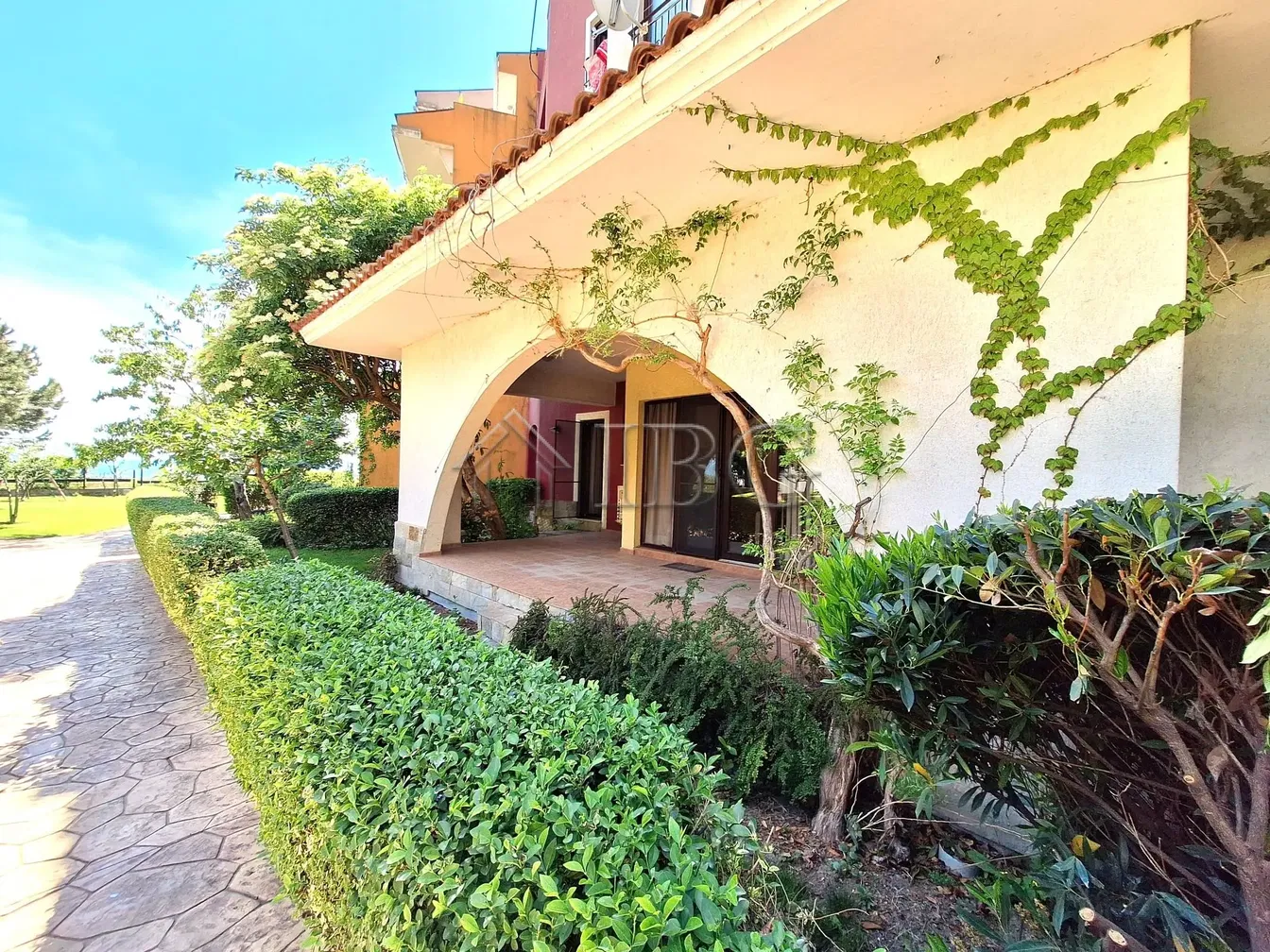 Kuchyňa; kuchynské spotrebiče, drevená podlaha, prirodzené svetlo, moderný štýl