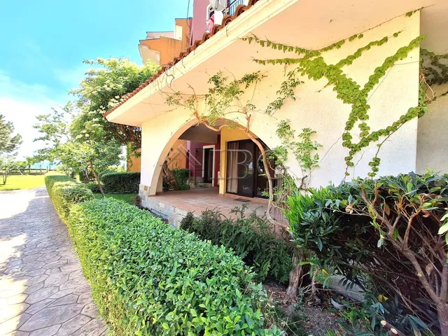 Kuchyňa; kuchynské spotrebiče, drevená podlaha, prirodzené svetlo, moderný štýl