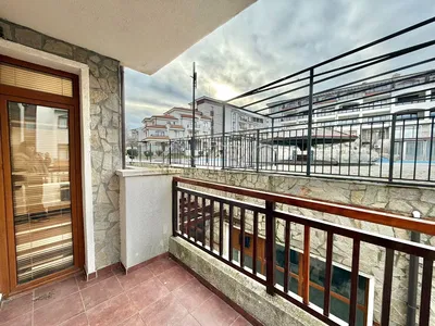 Kuchyňa; kuchynské spotrebiče, drevená podlaha, prirodzené svetlo, moderný štýl