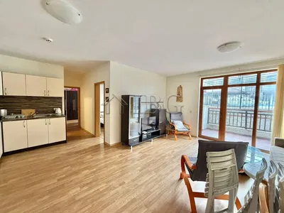 Kuchyňa; kuchynské spotrebiče, dlažba, prirodzené svetlo, moderný štýl