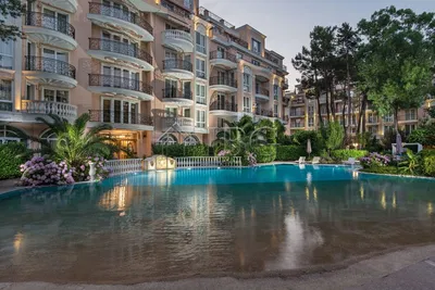 Kuchyňa; kuchynské spotrebiče, drevená podlaha, prirodzené svetlo, moderný štýl