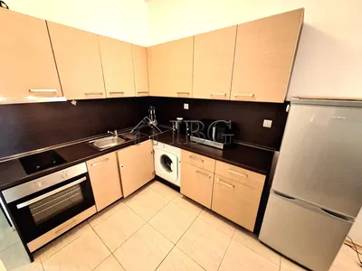 Kuchyňa; kuchynské spotrebiče, drevená podlaha, prirodzené svetlo, moderný štýl