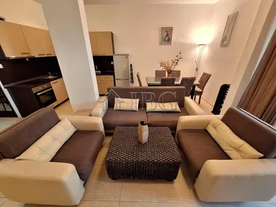 Kuchyňa; kuchynské spotrebiče, drevená podlaha, prirodzené svetlo, moderný štýl