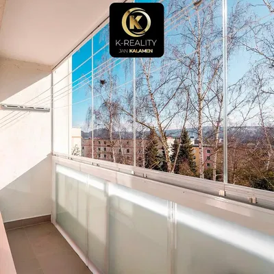 Кухня; кухненски уреди, дървен под, естествена светлина, модерен стил