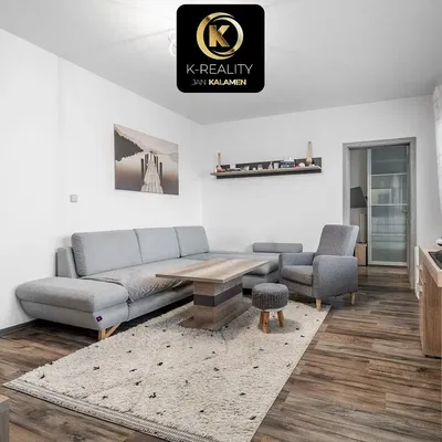 Кухня; кухненски уреди, дървен под, естествена светлина, модерен стил