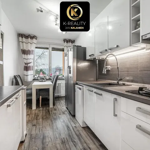 Кухня; кухненски уреди, дървен под, естествена светлина, модерен стил