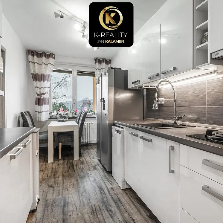 Кухня; кухненски уреди, дървен под, естествена светлина, модерен стил