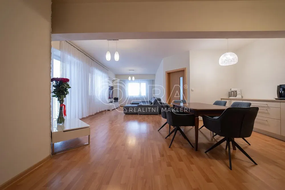 Хол; дървен под, естествена светлина, модерен стил, високи тавани