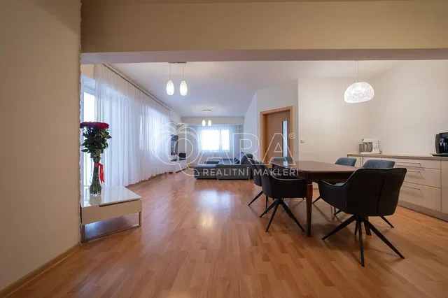 Хол; дървен под, естествена светлина, модерен стил, високи тавани