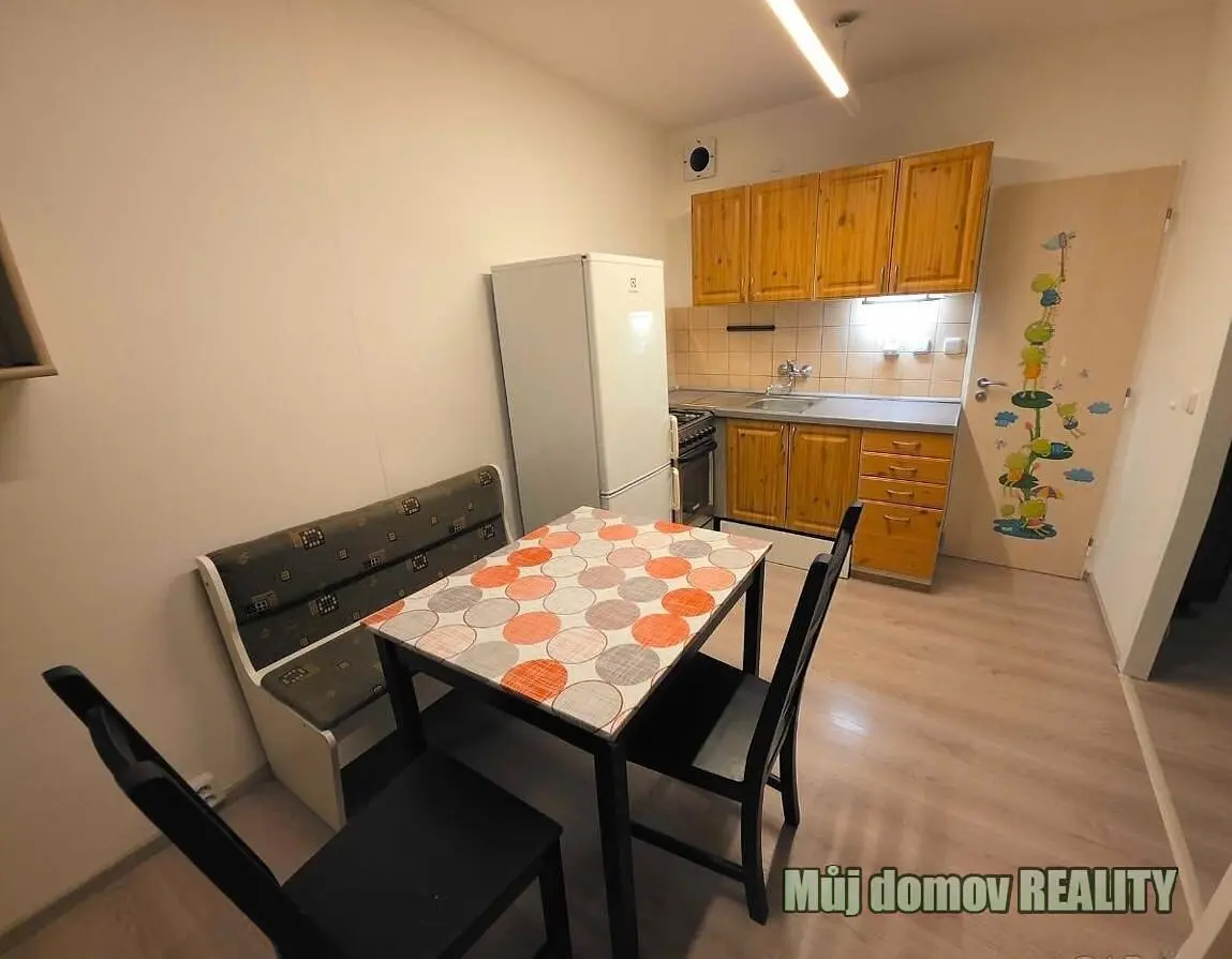 Living room; wood floor, natural light, modern style