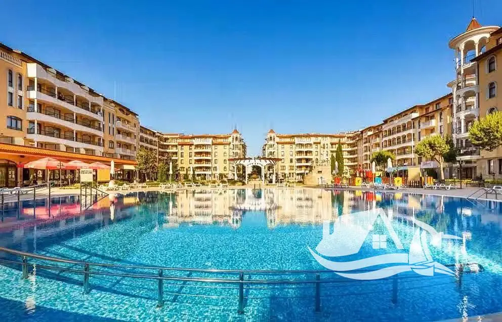 Obývačka; drevená podlaha, prirodzené svetlo, moderný štýl