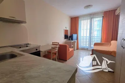 Obývačka; drevená podlaha, prirodzené svetlo, moderný štýl