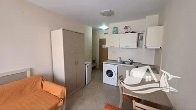 Kuchyňa; kuchynské spotrebiče, drevená podlaha, prirodzené svetlo, moderný štýl