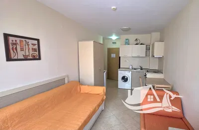 Obývačka; drevená podlaha, prirodzené svetlo, moderný štýl