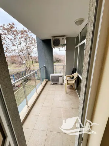 Obývačka; drevená podlaha, prirodzené svetlo, moderný štýl