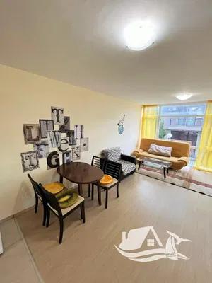 Kuchyňa; kuchynské spotrebiče, dlažba, prirodzené svetlo, moderný štýl