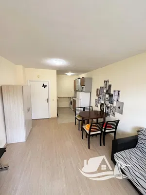 Kuchyňa; kuchynské spotrebiče, drevená podlaha, prirodzené svetlo, moderný štýl