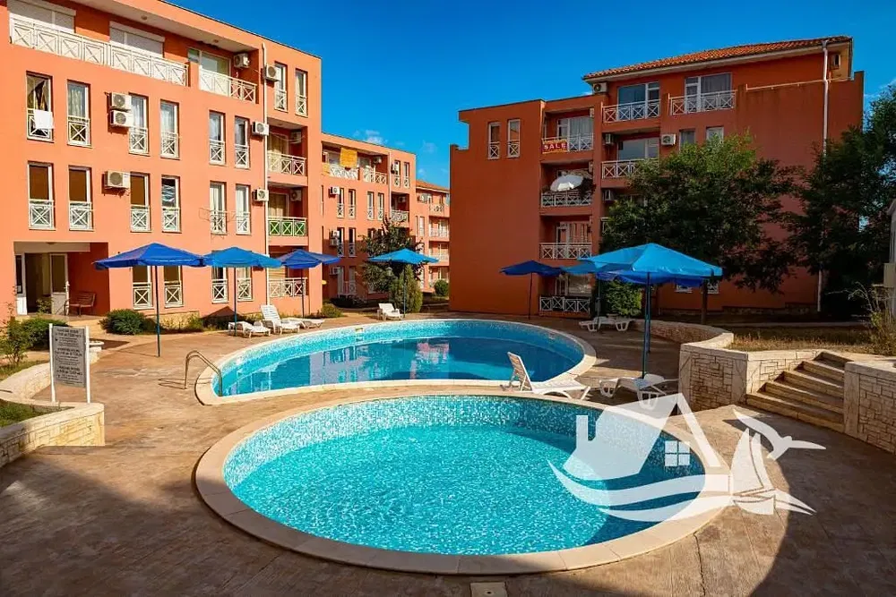 Obývačka; drevená podlaha, prirodzené svetlo, moderný štýl