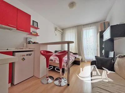 Obývačka; drevená podlaha, prirodzené svetlo, moderný štýl