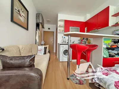 Kuchyňa; kuchynské spotrebiče, drevená podlaha, prirodzené svetlo, moderný štýl