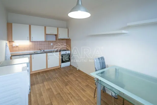 Cozinha; eletrodomésticos, chão de madeira, luz natural, estilo moderno