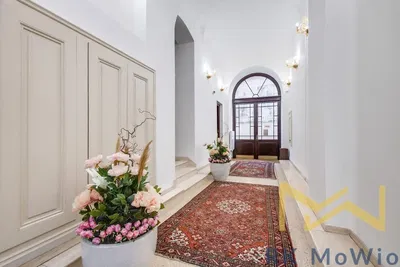 Wohnzimmer; holzboden, tageslicht, moderner stil, hohe decken