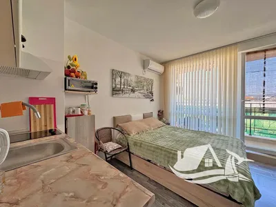 Obývačka; drevená podlaha, prirodzené svetlo, moderný štýl