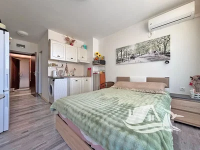 Obývačka; drevená podlaha, prirodzené svetlo, moderný štýl
