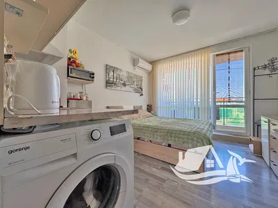 Obývačka; drevená podlaha, prirodzené svetlo, moderný štýl