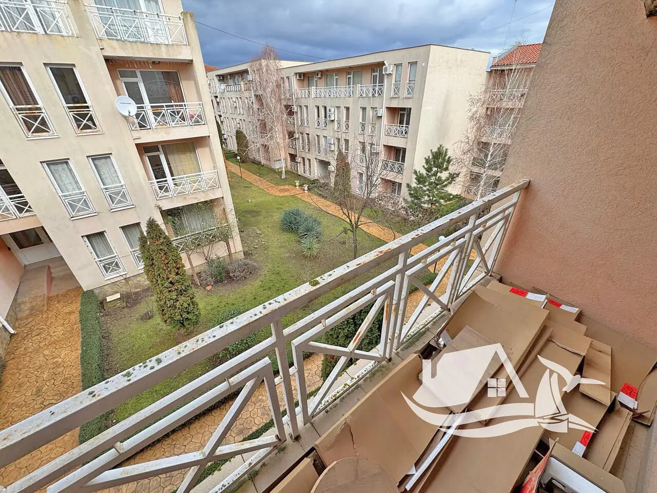 Obývačka; drevená podlaha, prirodzené svetlo, moderný štýl