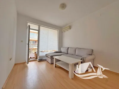 Kuchyňa; kuchynské spotrebiče, dlažba, prirodzené svetlo, moderný štýl