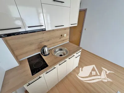 Obývačka; drevená podlaha, prirodzené svetlo, moderný štýl