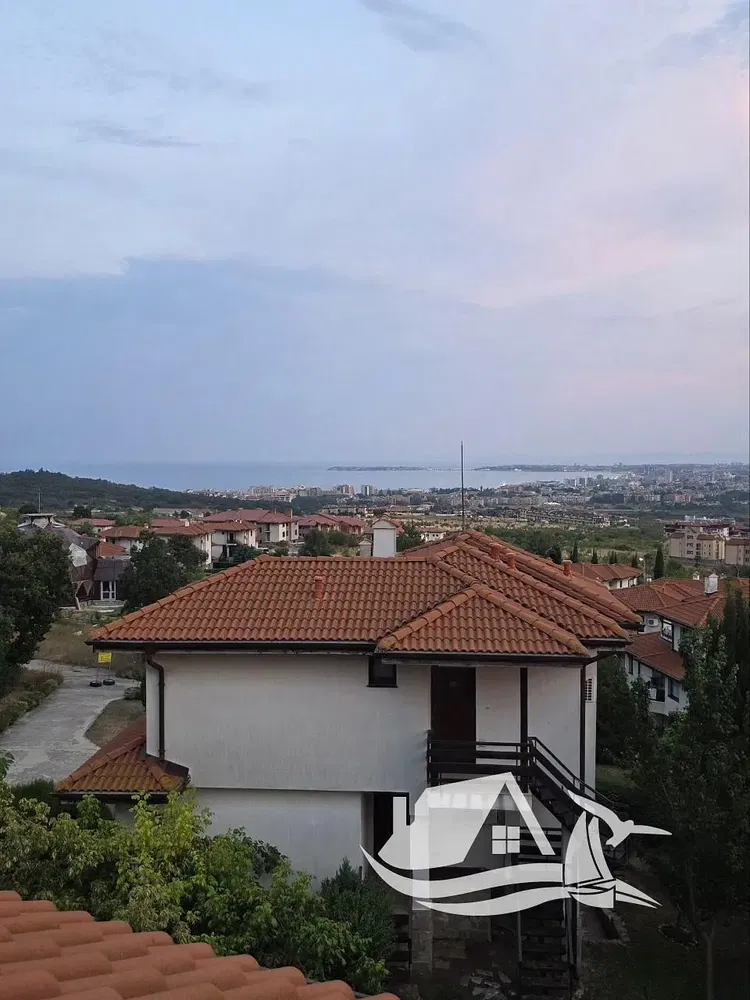 Kuchyňa; kuchynské spotrebiče, drevená podlaha, prirodzené svetlo, moderný štýl