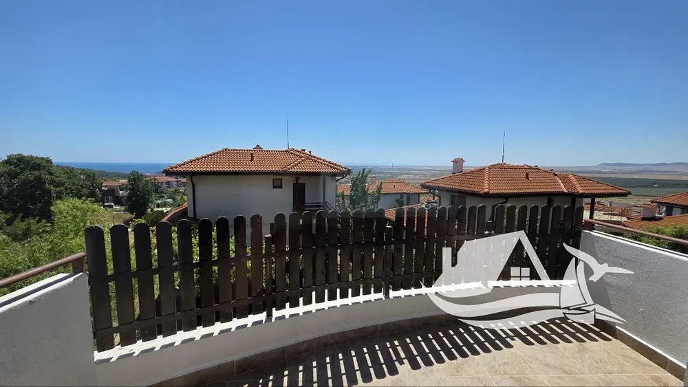 Obývačka; drevená podlaha, prirodzené svetlo, moderný štýl