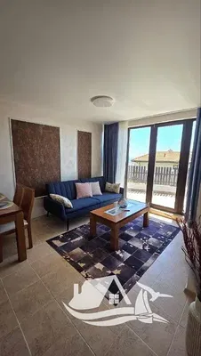 Obývačka; drevená podlaha, prirodzené svetlo, moderný štýl