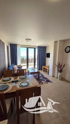 Obývačka; drevená podlaha, prirodzené svetlo, moderný štýl, vysoké stropy