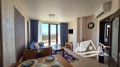 Obývačka; drevená podlaha, prirodzené svetlo, moderný štýl