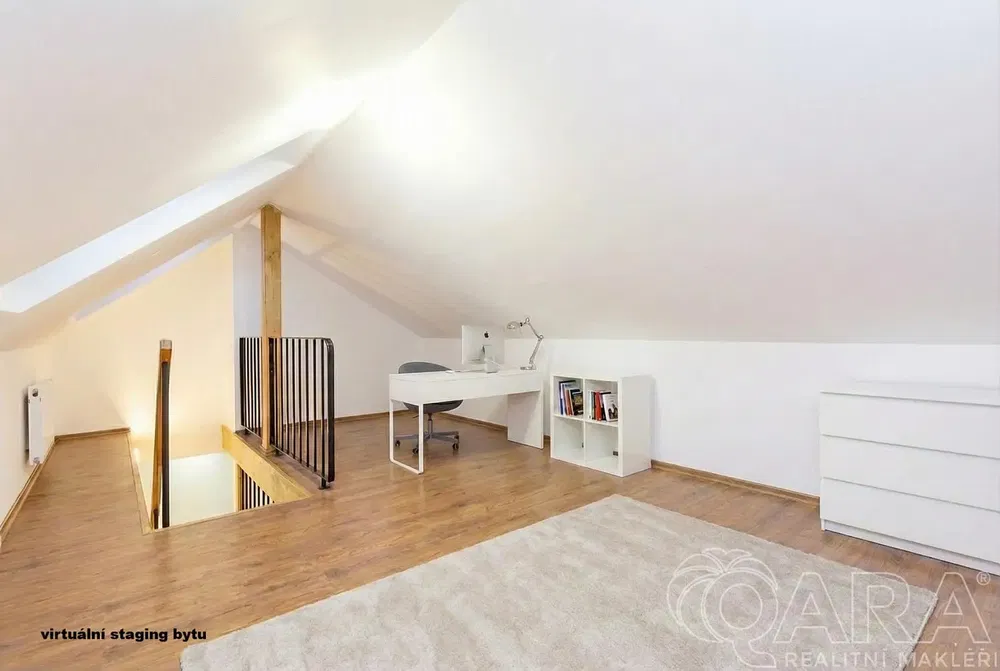 Woonkamer; houten vloer, natuurlijk licht, moderne stijl