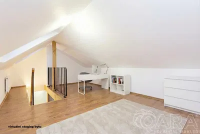 Woonkamer; houten vloer, natuurlijk licht, moderne stijl