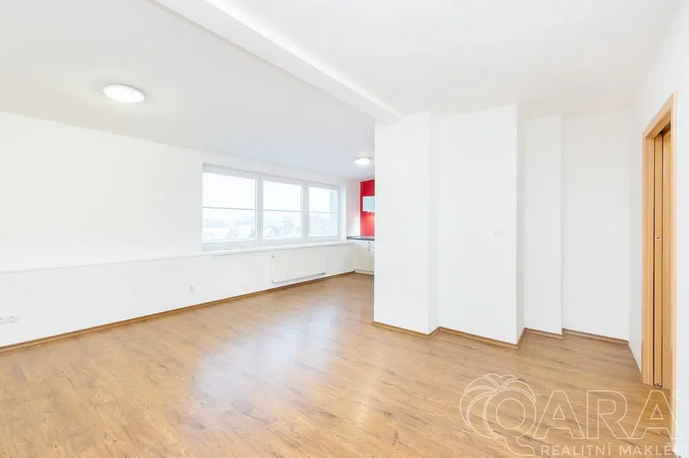 Woonkamer; houten vloer, natuurlijk licht, moderne stijl, hoge plafonds