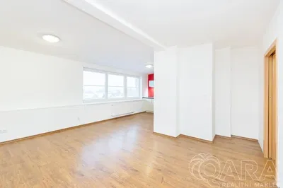 Woonkamer; houten vloer, natuurlijk licht, moderne stijl, hoge plafonds