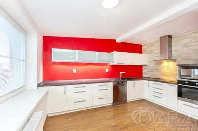 Woonkamer; houten vloer, natuurlijk licht, moderne stijl