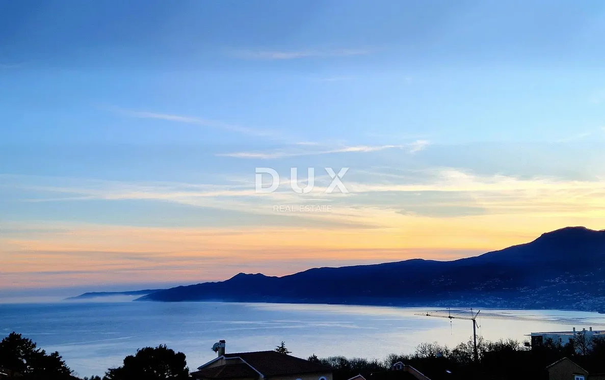 Кухиња; кухињски апарати, дрвени под, природно светло, модерни стил