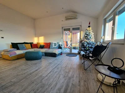 Кухиња; кухињски апарати, дрвени под, природно светло, модерни стил