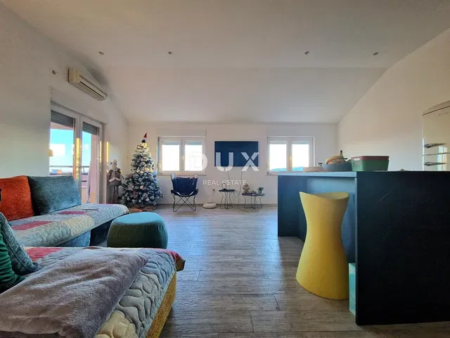 Кухиња; кухињски апарати, дрвени под, природно светло, модерни стил