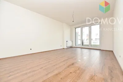 Хол; дървен под, естествена светлина, модерен стил